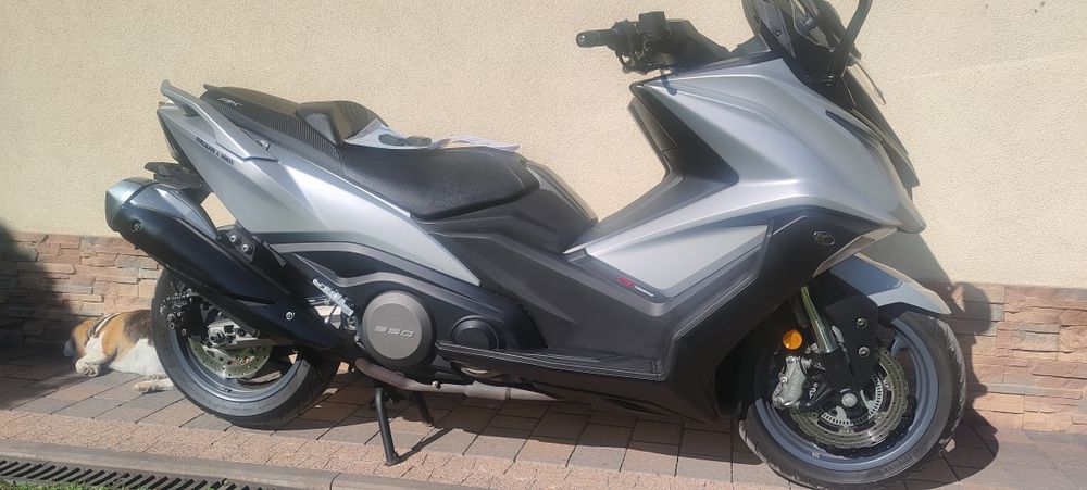 Kymco AK 550 jak t-max transport