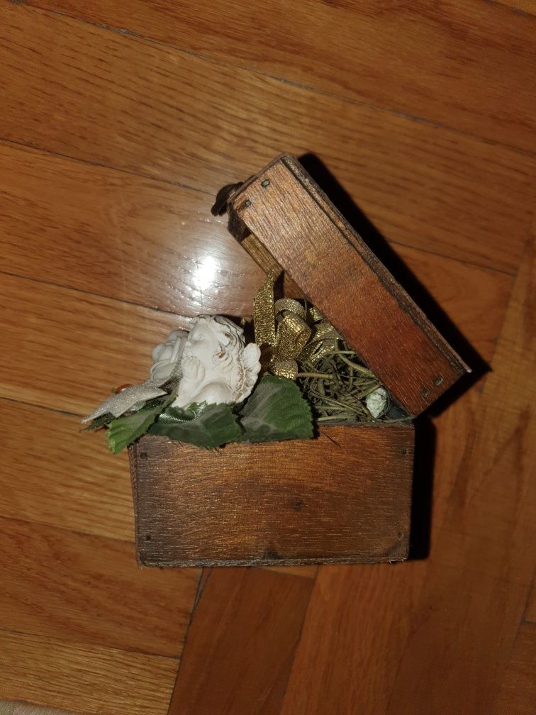 Ozdoba figurka skrzynka drewniana szkatułka kwiaty aniołek herubinek