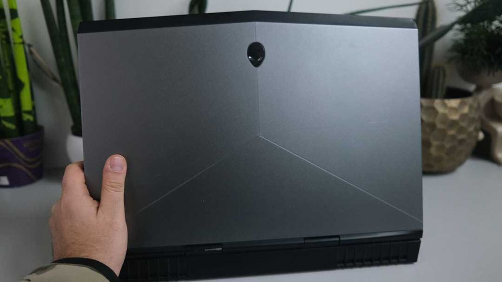 Dell Alienware 15 R3  i7 -7820 HK 16 1tb SSD GTX 1070 120 H акб 100%