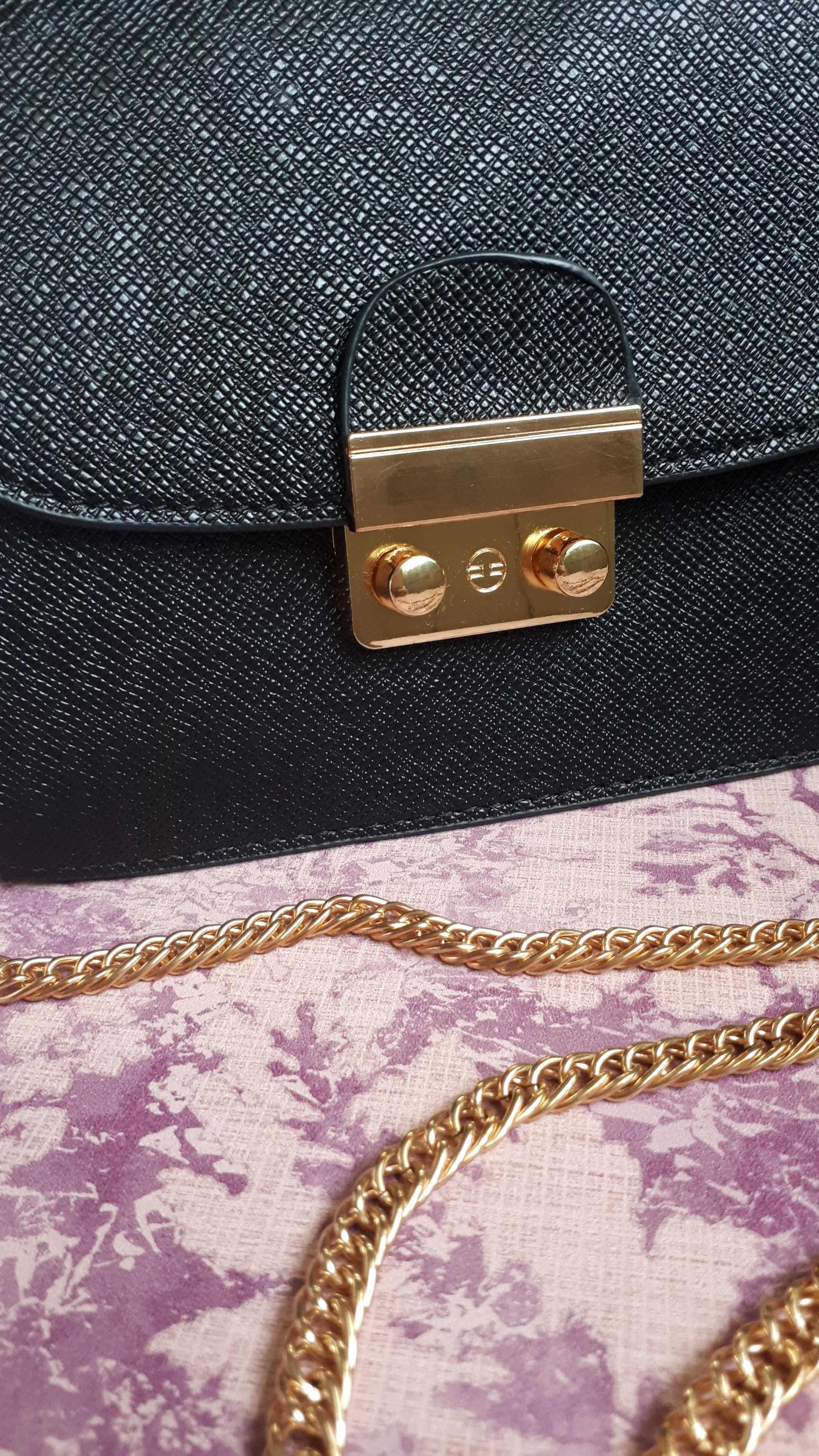 Невелика стильна сумочка на ланцюжку