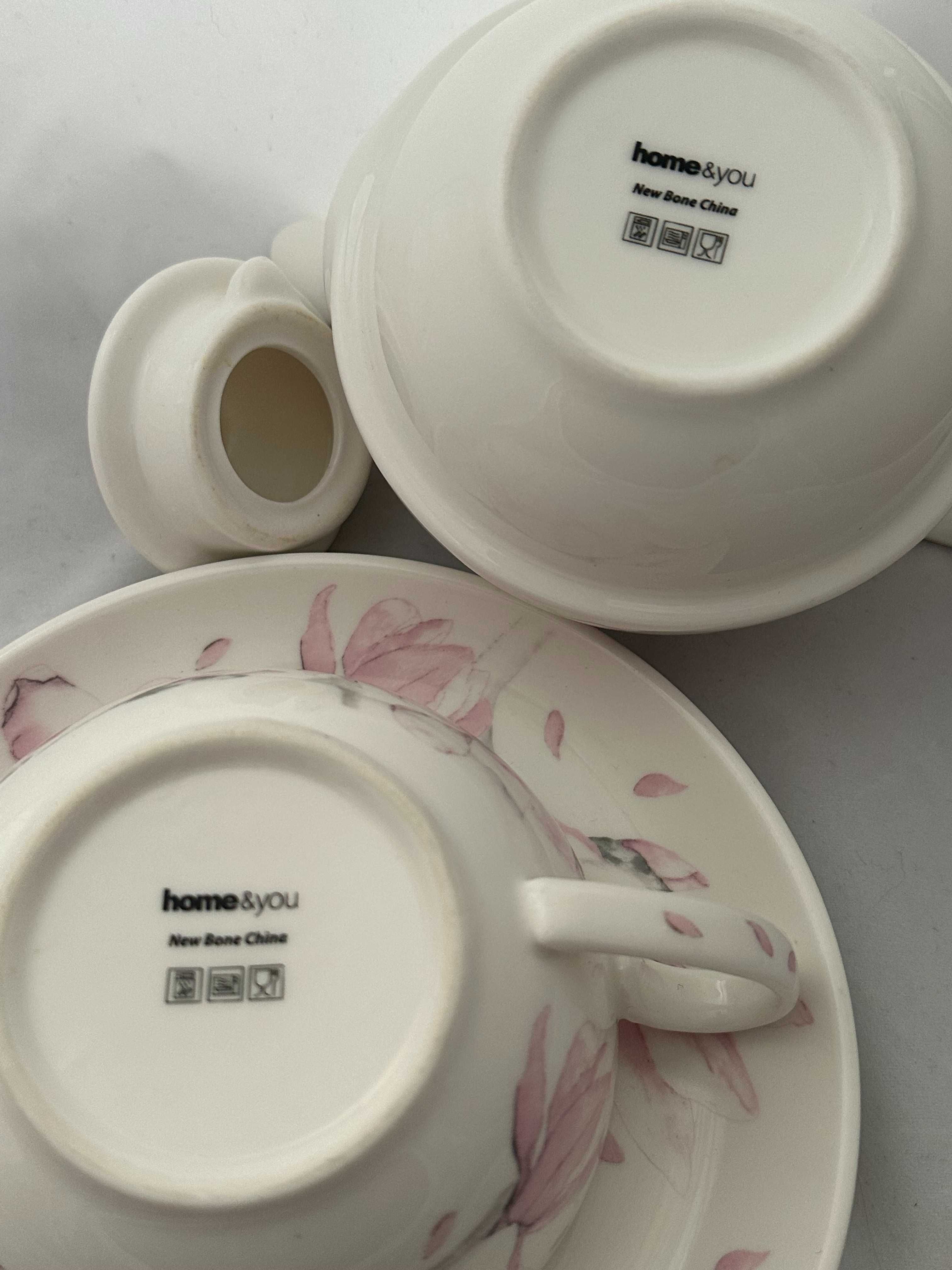 Czajnik z filiżanką + talerzyk Home&You, New Bone China, biały+kwiaty