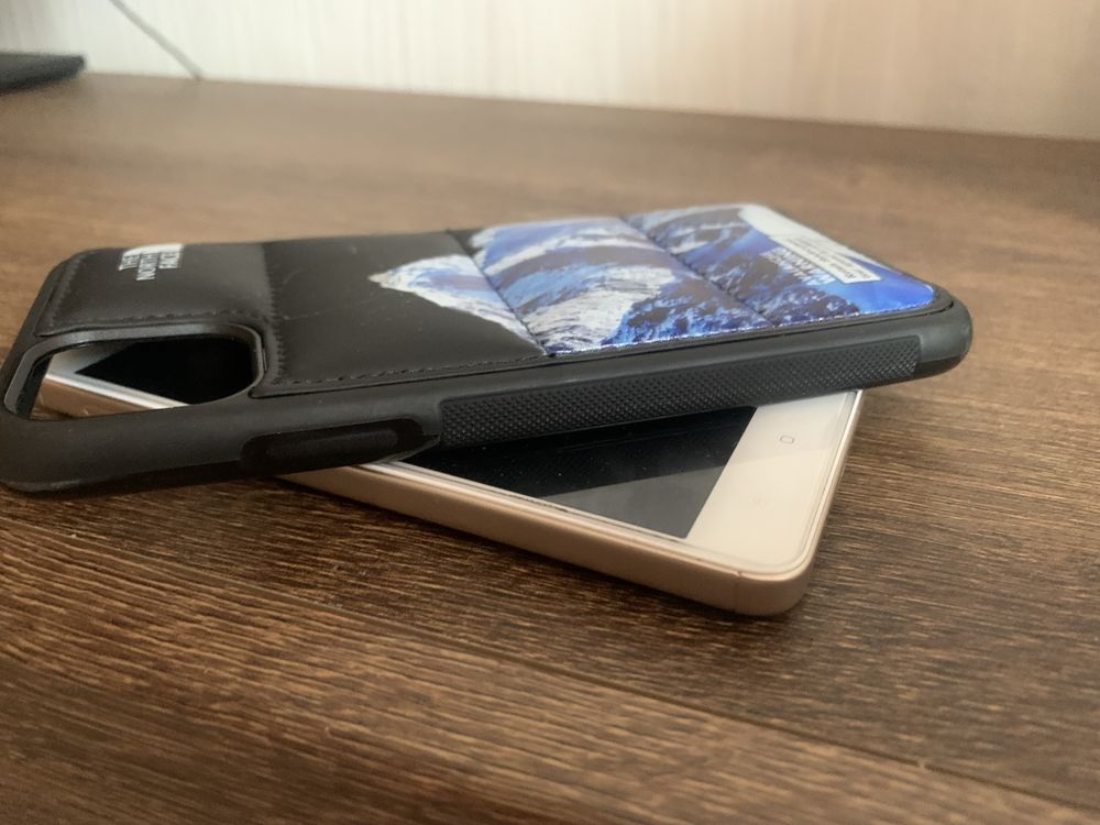 Etui iPhone 12 czarne z obrazkiem gór