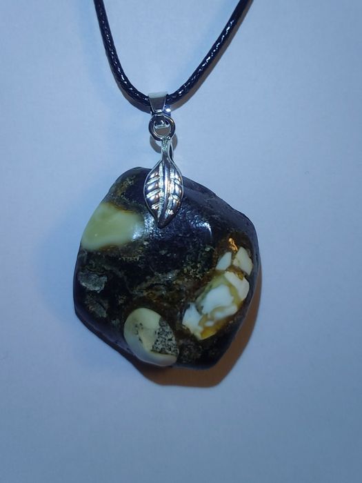 oryginalny bursztyn z białymi inkluzjami