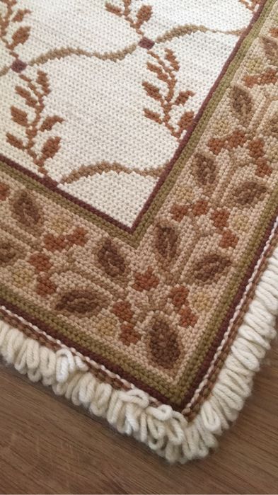 Terno de tapetes de arraiolos nos tons de beje e castanho