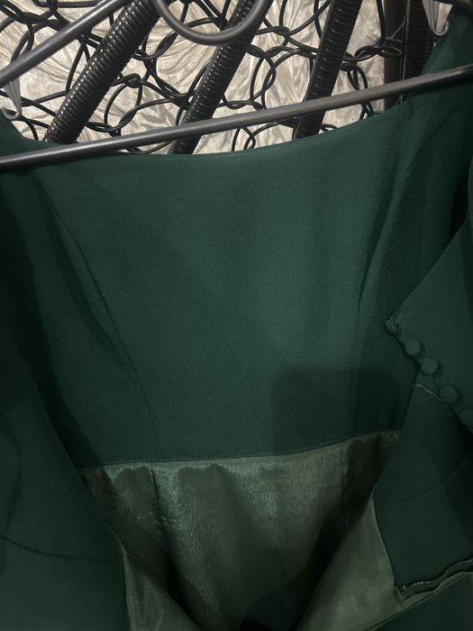 Сукня смарагдового кольору