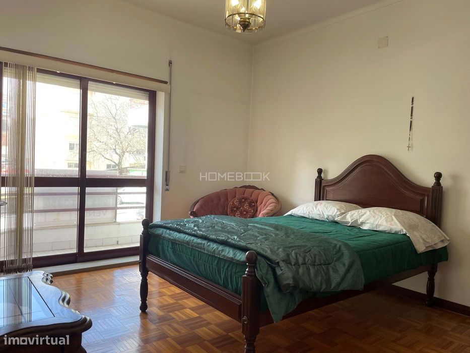 Apartamento T3 de Grandes Dimensões com Varandas e Garagem