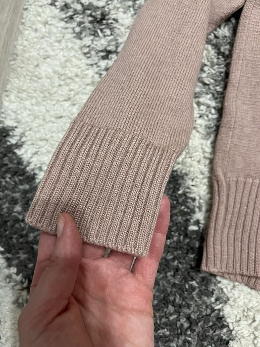 Светр ніжно рожевого кольору