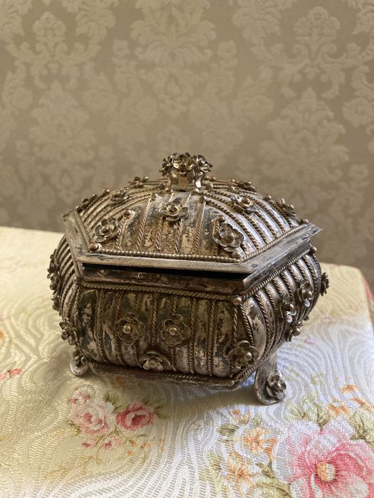 Stara posrebrzana szkatułka warmet?