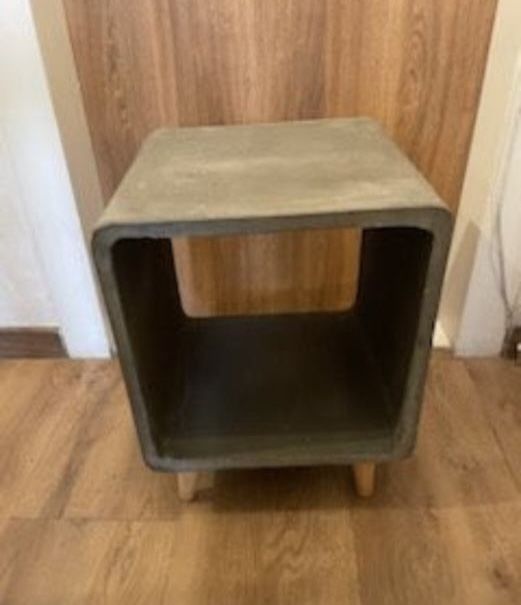 Betonowy stolik bauhaus