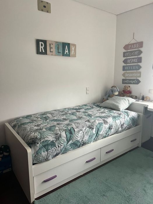 Cama solteiro e secretária parede