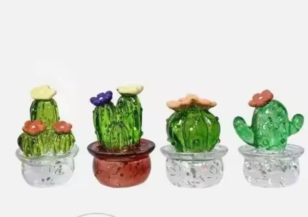 Миниатюрные стеклянные фигурки кактусов