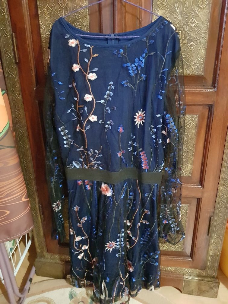 Sukienka w hafty i kwiaty CBR