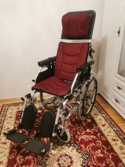 Wózek inwalidzki ze zdejmowaną podkładką pod głowę