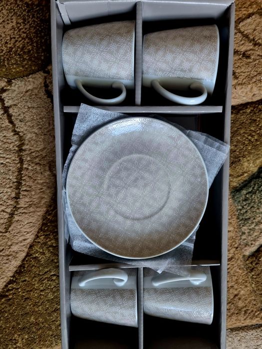 4 filizanki  z podstawkami