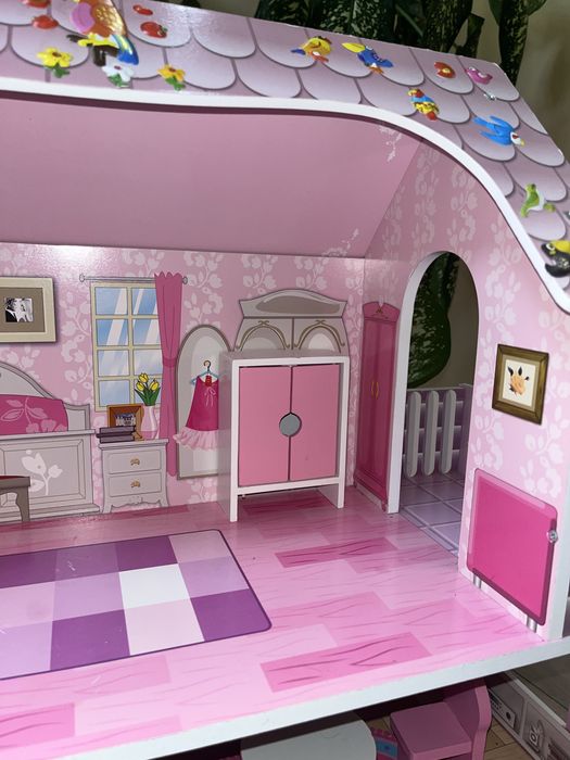 дерев'яна лялькова хатка. Будиночок для ляльок з меблями.