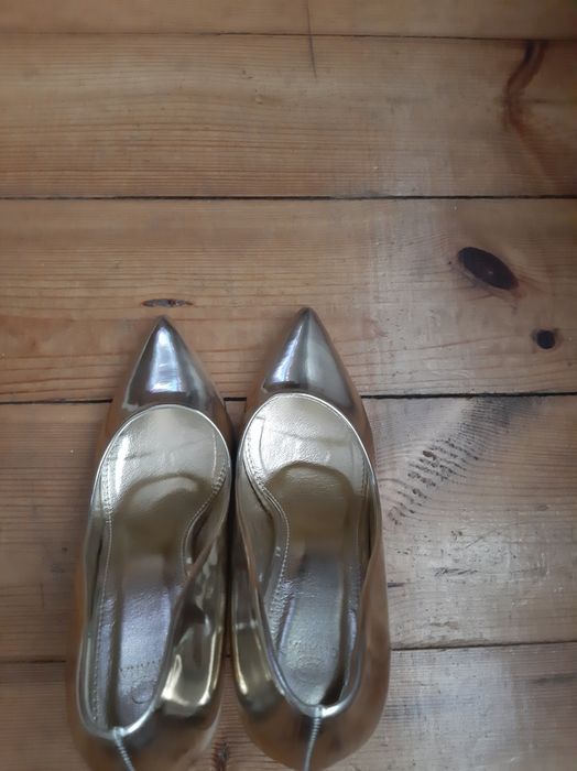 Złote  szpilki roz. .40 Givana