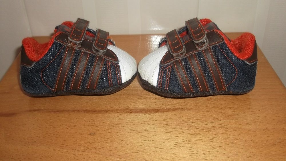 sapatilhas de bebé da marca Adidas