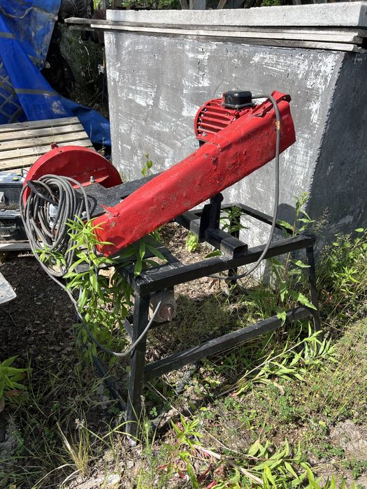 Piła stołowa drewni, kamień, beton