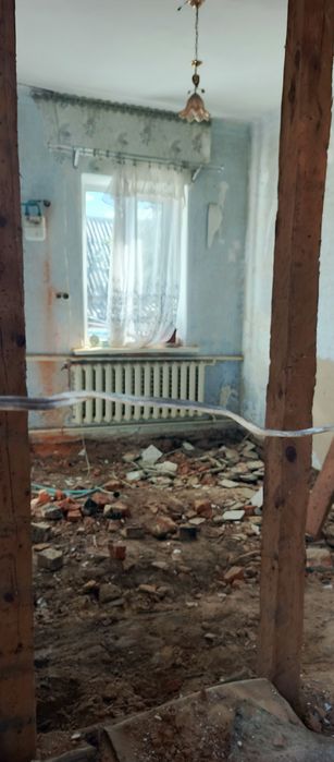 Продається будинок в Центрі Овруча .