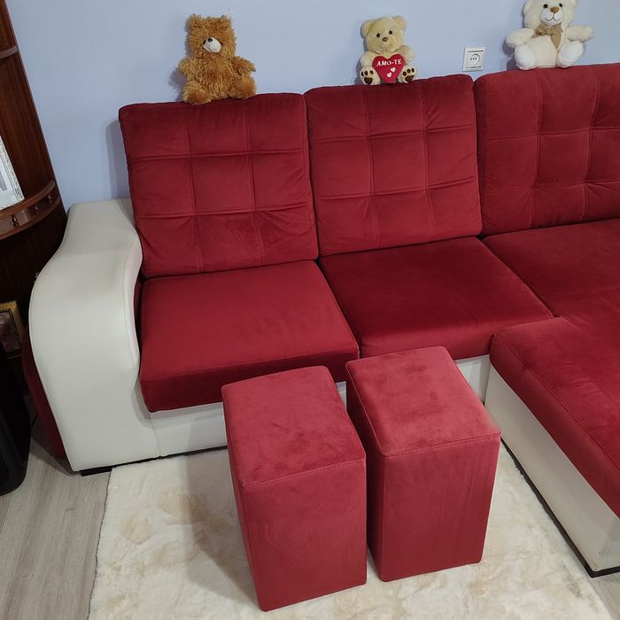 Sofá chaise long com 2 puffs