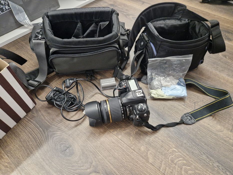 Nikon D200 z obiektywem Tamron 18-250 i akcesoriami