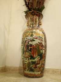 Jarrão Chinês em porcelana pintado à mão, com 84cm de altura