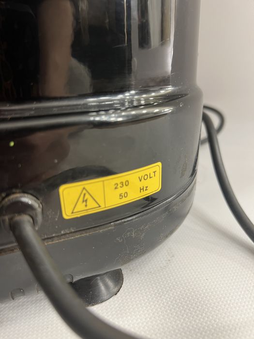 Професійна кавомашина , в подарунок кавомолка