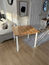 Stół z drewnianym blatem