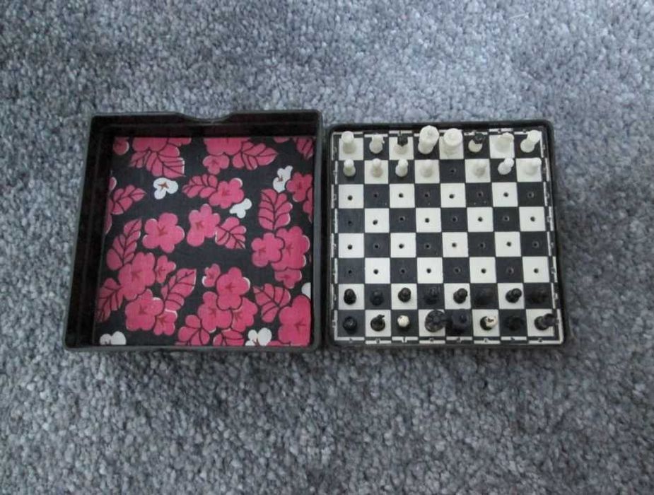 Małe kieszonkowe szachy vintage