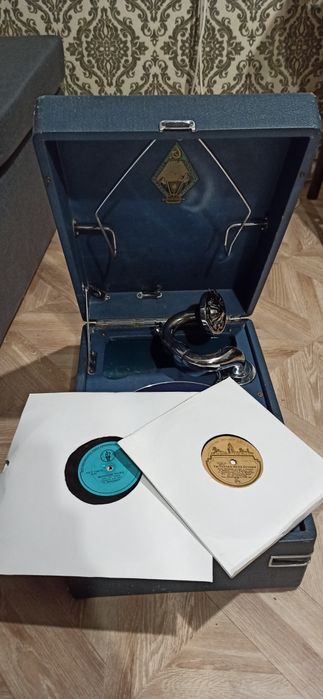 Патефон ПТ - 3 молот 1955 года. В рабочем состоянии.