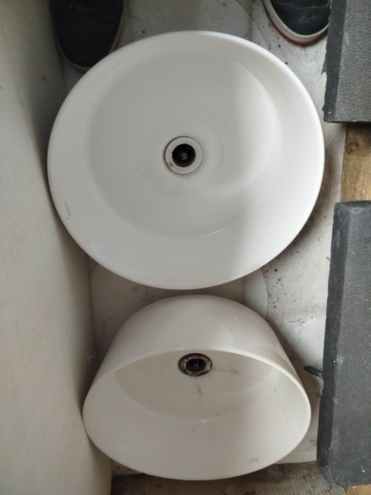 Dwie umywalki łazienkowe okrągłe