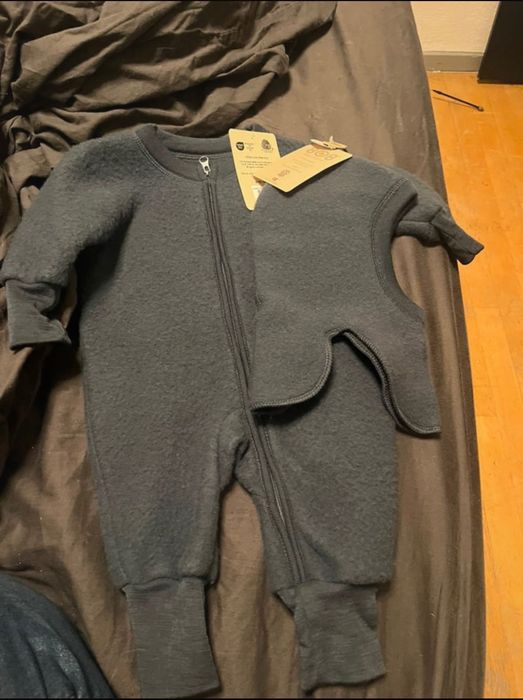 Granatowy kombinezon z wełny merino z kominiarką dla chłopca