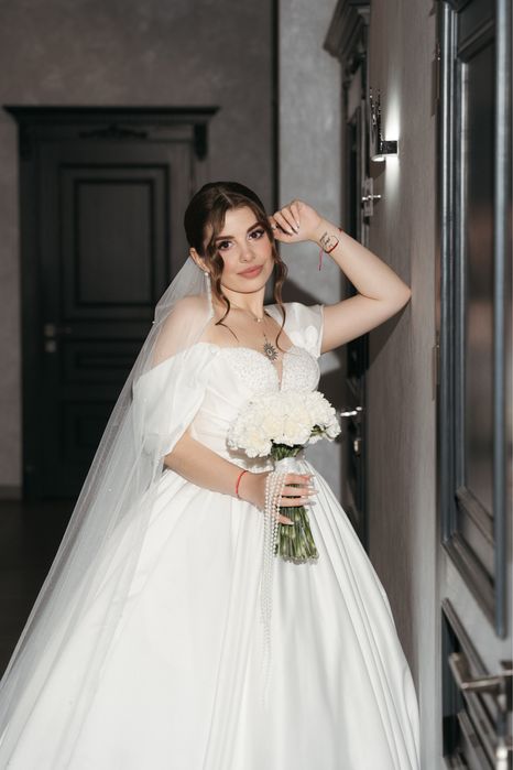 Весільна сукня з атласу