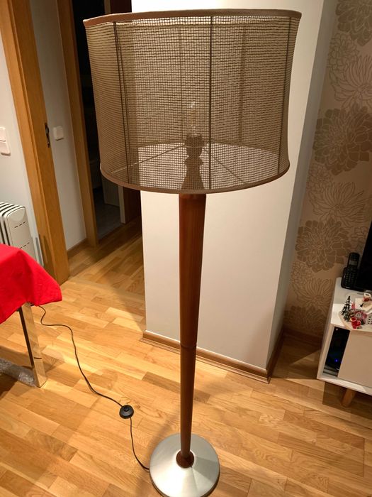 Candeeiro de pé alto