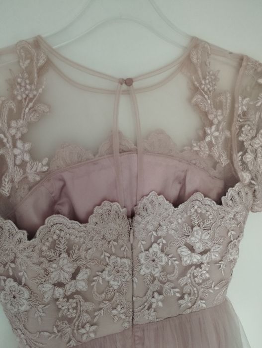 Sukienka tiulowa z dłuższym tyłem