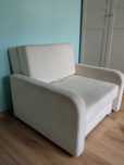 Rozkładana sofa w kolorze beżowym