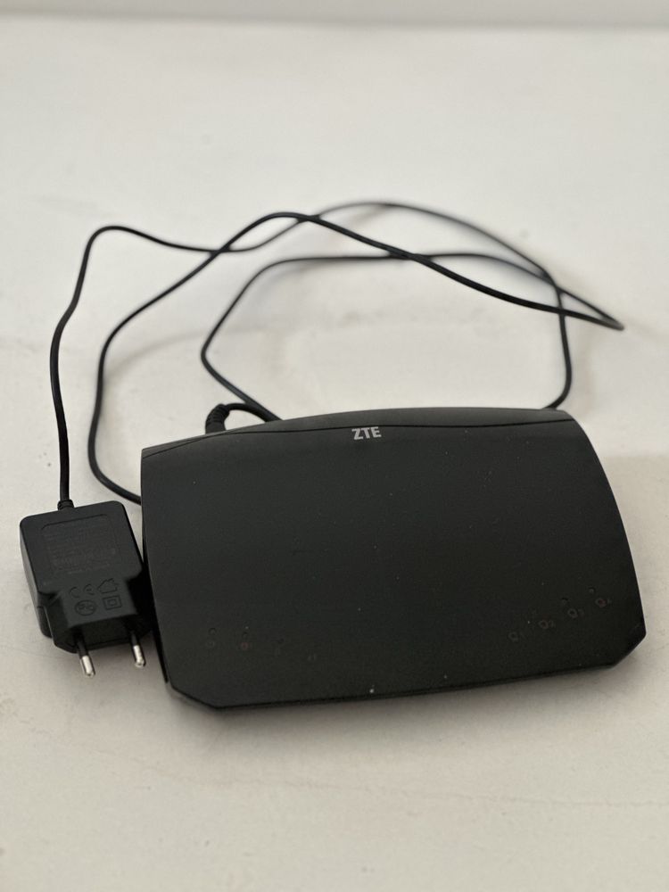 Router wifi ZTE z kablami