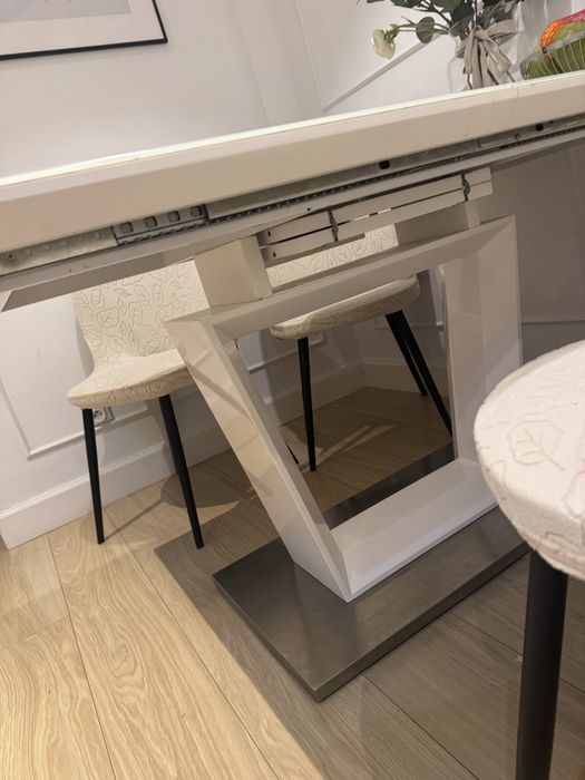 Rezerwacja Sprzedam stół rozkładany 140cm + krzesła