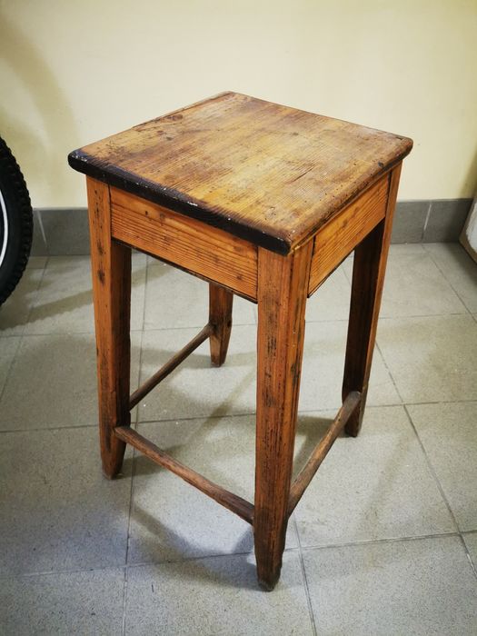 Kwietnik stołek lite drewno ze schowkiem