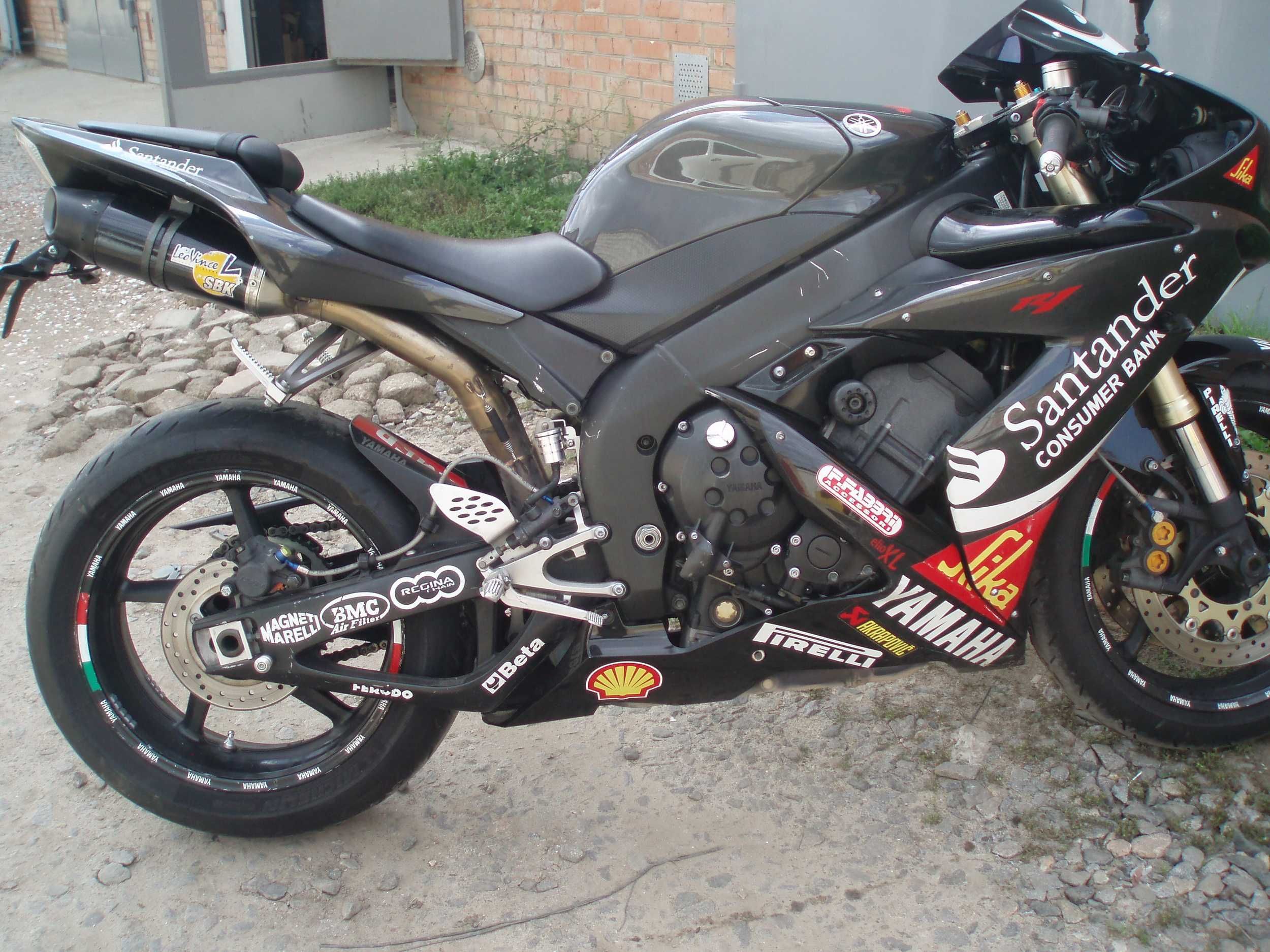 yamaha R1 спортбайк