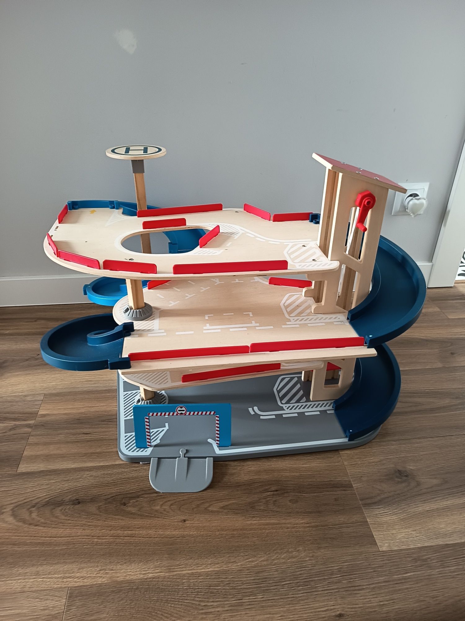 Parking 4-poziomowy zjeżdżalnia tor zestaw drewniany PLAYTIVE