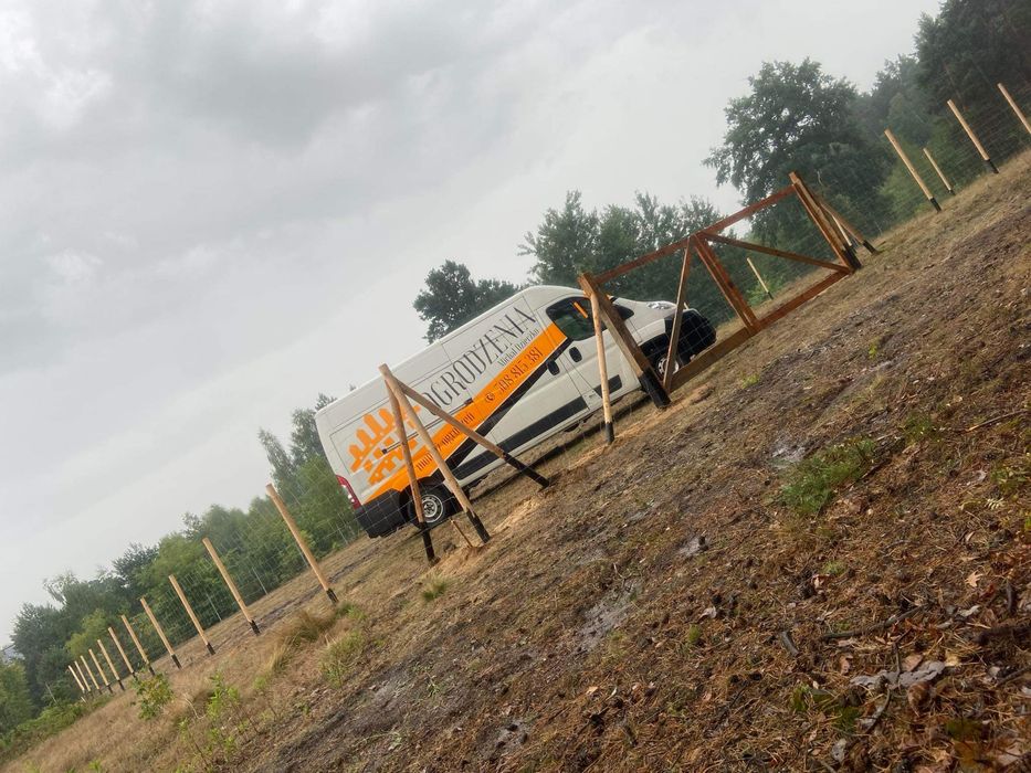 Ogrodzenie budowlane na słupkach toczonych /tymczasowe/leśne