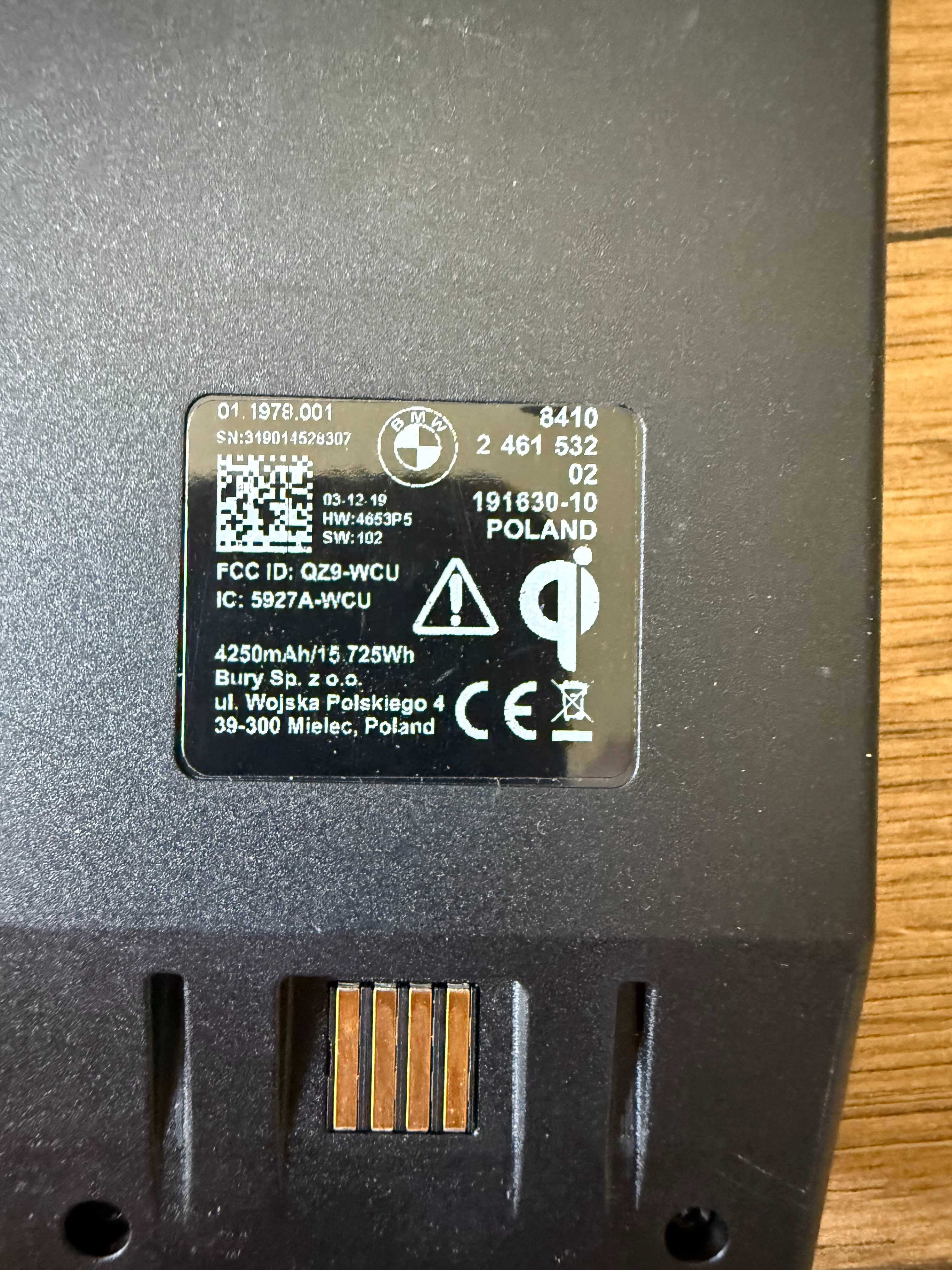 Powerbank BMW do bezprzewodowego ładowania w Cup Folder