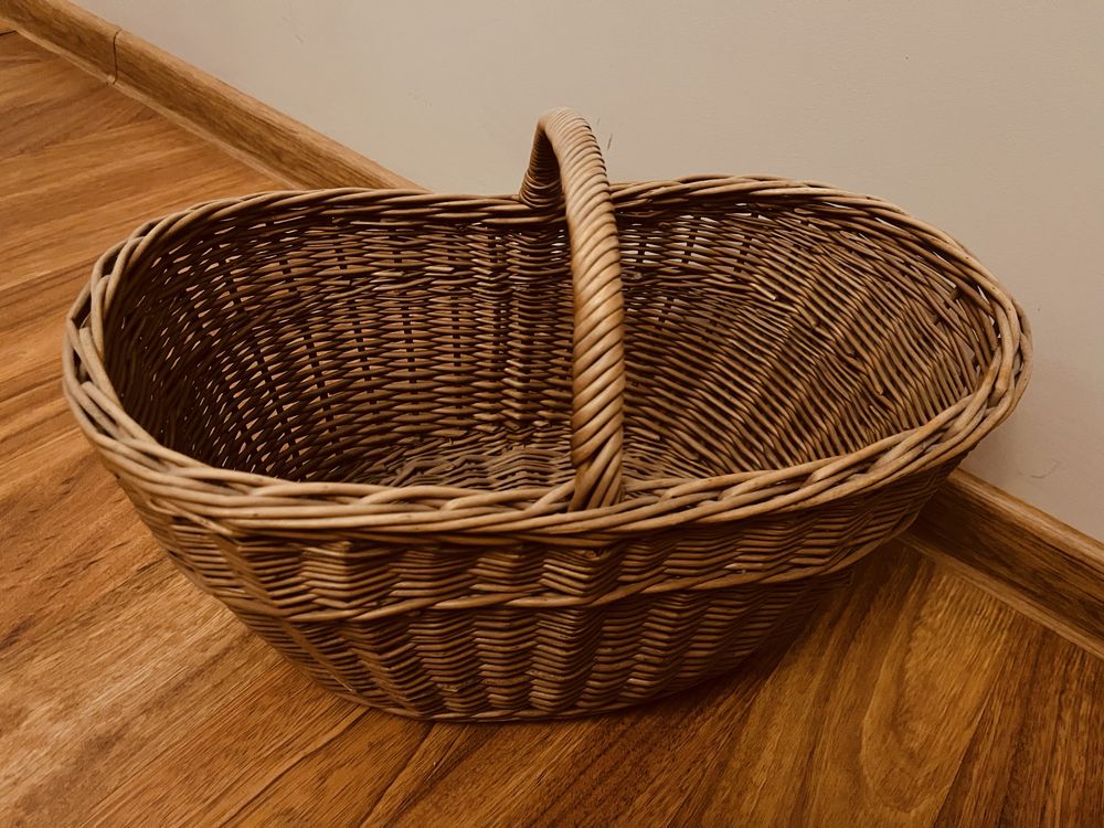 Koszyk prowansalski na zakupy. Kosz piknikowy. Francja. Vintage