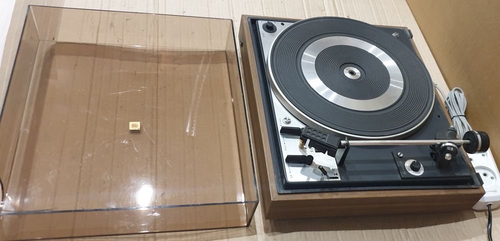 Автоматичний Hi-Fi програвач вінілових платівок Dual CS 1225.