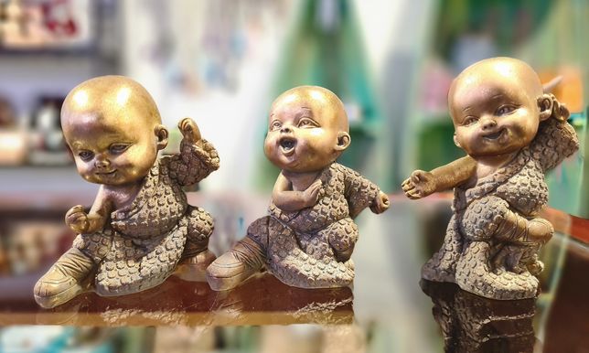 Figuras de monges bebés 9-10 cm