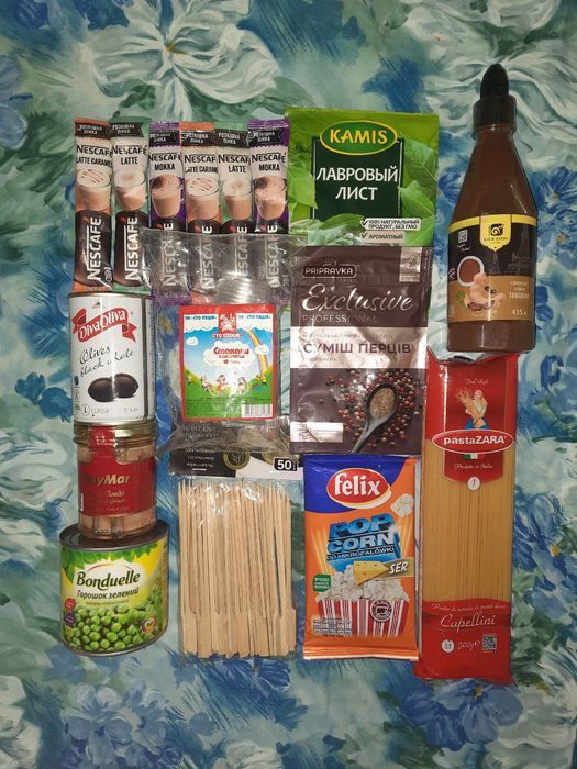 Набір продуктів - кава спагетті горошок оливки тунець соус попкорн