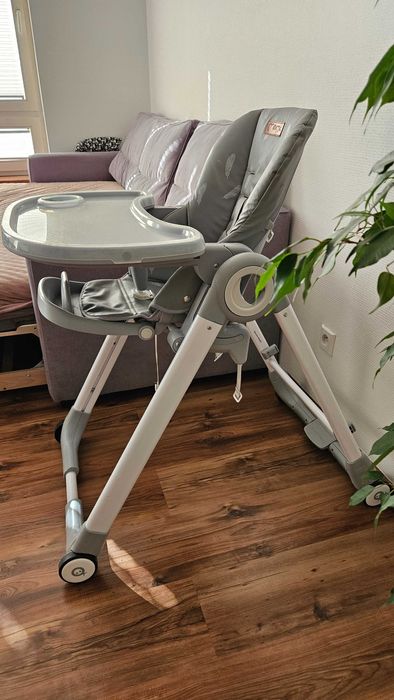 krzesełko do karmienia firmy Momi.