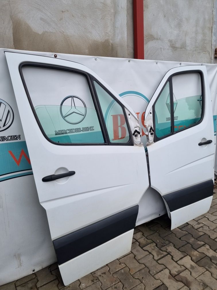 Двері передні білі Mercedes Sprinter 906 Volkswagen Crafter