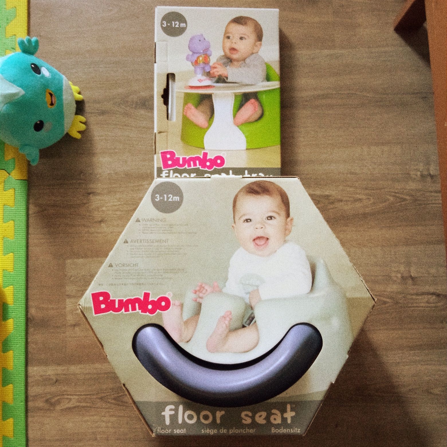 Assento ergonómico para bebés Bumbo floor seat. Com tabuleiro